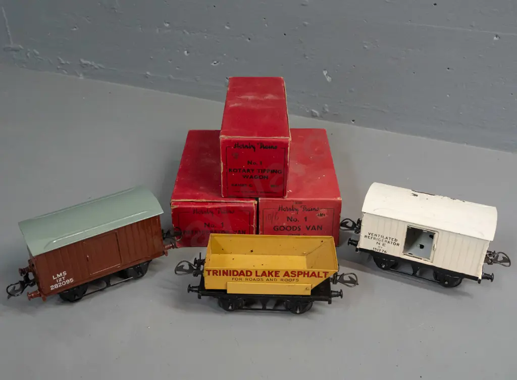 3 boxed Hornby 'O' gauge model railway items in original boxes - refrigerator van, rotary tipping wagon and  goods van - Image 1++