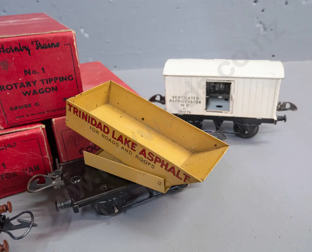 3 boxed Hornby 'O' gauge model railway items in original boxes - refrigerator van, rotary tipping wagon and  goods van - Image 1++