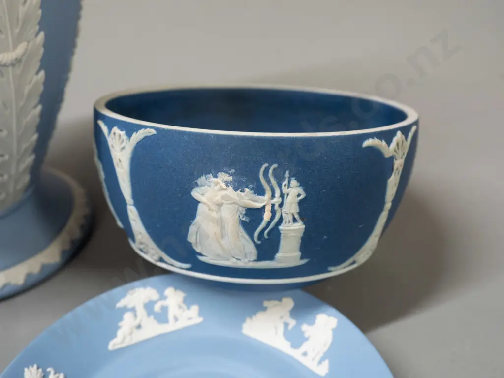 Wedgwood Jasperware blue and white items - dark blue bowl, light blue vase H-200, ashtray and 3 dishes Image 1++
