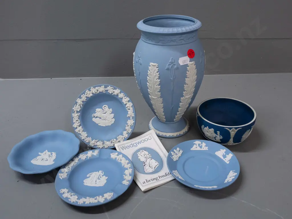 Wedgwood Jasperware blue and white items - dark blue bowl, light blue vase H-200, ashtray and 3 dishes Image 1++
