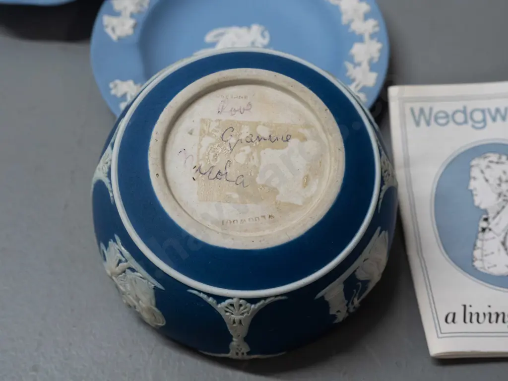 Wedgwood Jasperware blue and white items - dark blue bowl, light blue vase H-200, ashtray and 3 dishes Image 1++