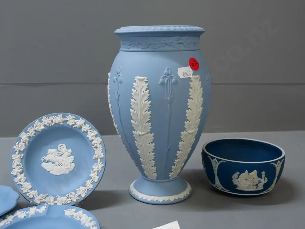 Wedgwood Jasperware blue and white items - dark blue bowl, light blue vase H-200, ashtray and 3 dishes Image 1++