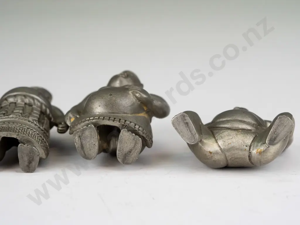 4 small heavy cast metal sumo wrestler figures - fine detailing, no maker's marks - tallest is H-55 Image 1++