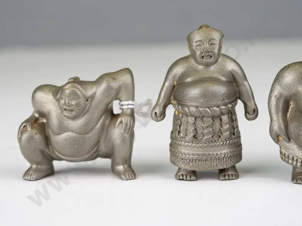 4 small heavy cast metal sumo wrestler figures - fine detailing, no maker's marks - tallest is H-55 Image 1++