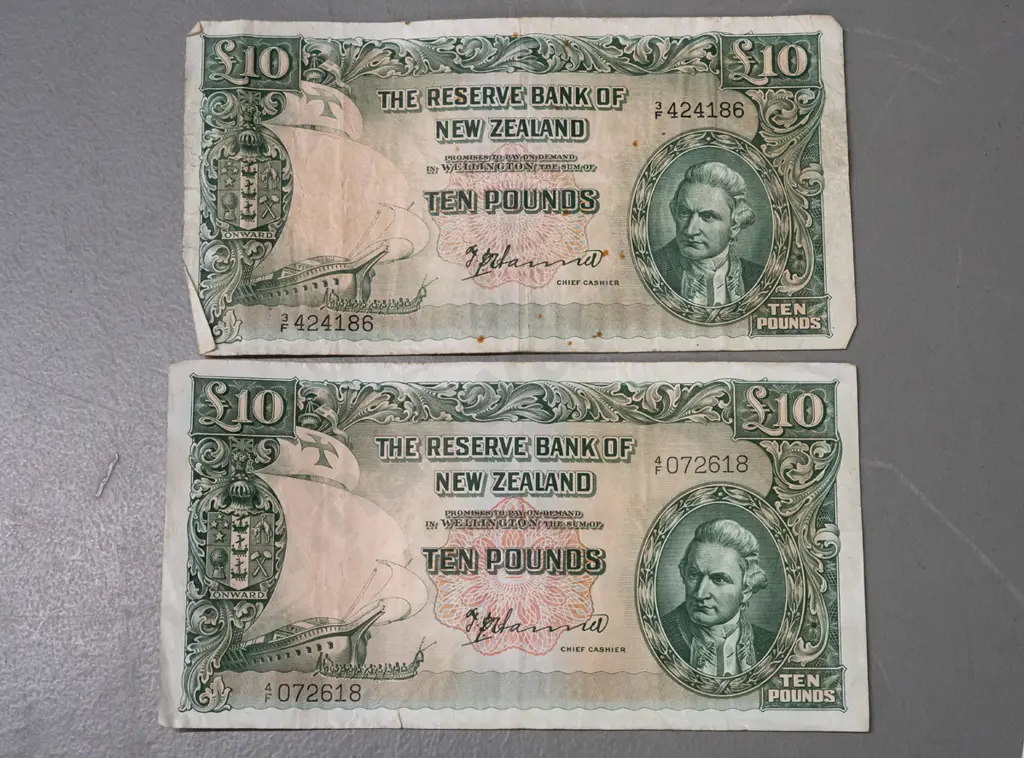 2 Reserve Bank of New Zealand 10 pound notes - Hanna signatures - both with usage wear, slight tear to one Image 1++