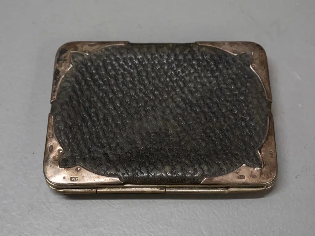 leather coin case with sliver corners marked 925 and 2 vintage shaving items: fitted case of Rolls Razor blades and Image 1++