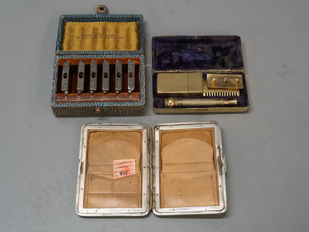 leather coin case with sliver corners marked 925 and 2 vintage shaving items: fitted case of Rolls Razor blades and Image 1++