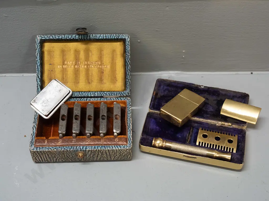 leather coin case with sliver corners marked 925 and 2 vintage shaving items: fitted case of Rolls Razor blades and Image 1++