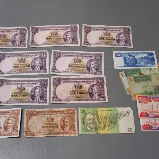 7 Reserve Bank of New Zealand 1 pound notes, 2 10-shilling notes, and some Singapore, Australia and other notes, varying