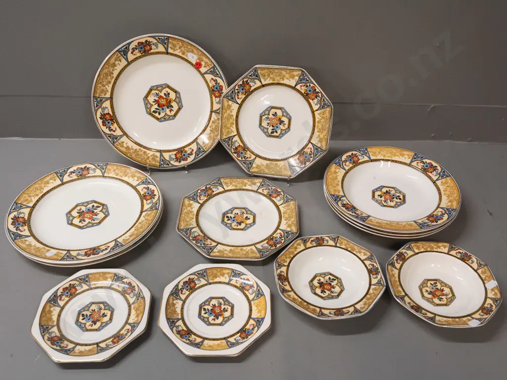 Wedgwood Imperial Porcelain "Melody" pattern part dinner set - 3 large and 3 medium plates, 2 sides, 2 bowls, etc. - Image 1++