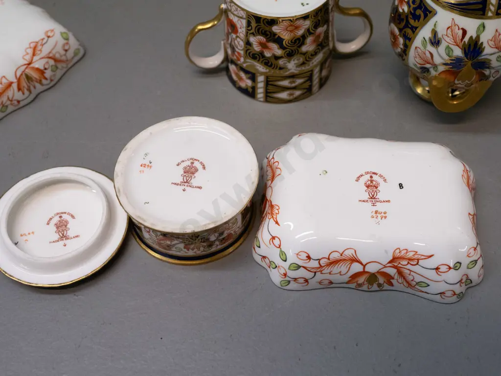 5 Imari pattern china items - 4 Royal Crown Derby - 2 pin dishes, small lidded canister and double handled cup - and a Image 1++