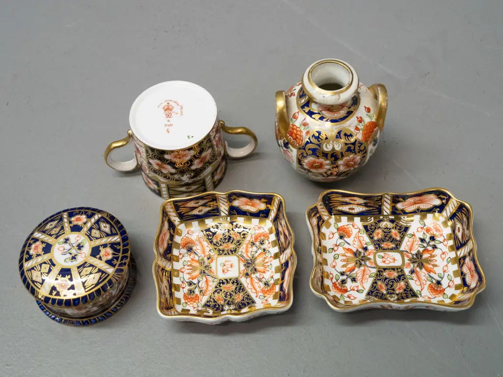 5 Imari pattern china items - 4 Royal Crown Derby - 2 pin dishes, small lidded canister and double handled cup - and a Image 1++