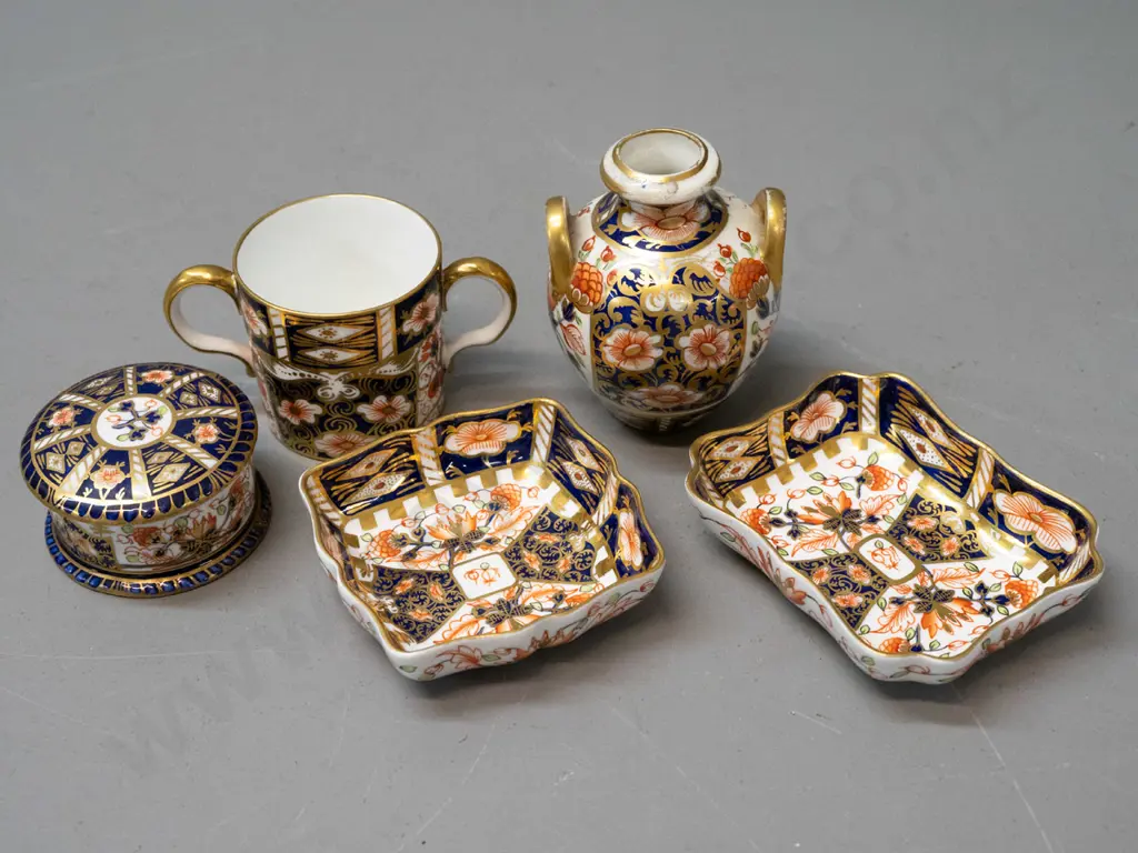 5 Imari pattern china items - 4 Royal Crown Derby - 2 pin dishes, small lidded canister and double handled cup - and a Image 1++
