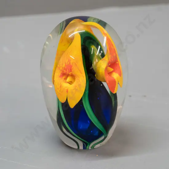 signed Peter Viesnik art glass heavy teardrop shaped paperweight / ornament with orange arum lilies over blue core H-120