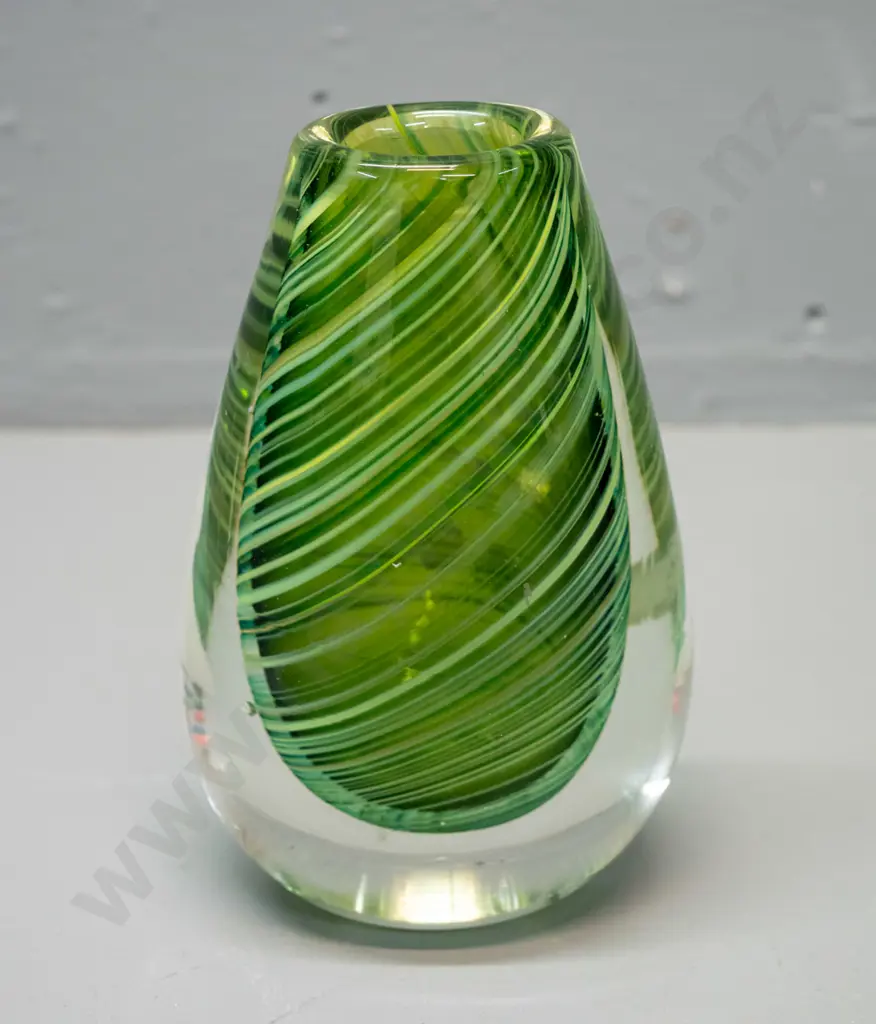 Lynden Over '08 New Zealand art glass vase - swirled green and clear teardrop shape H-160 Image 1++