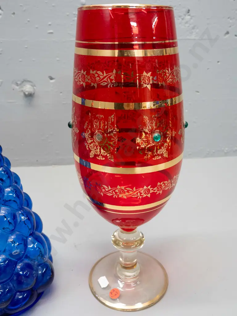 2 retro glass items - moulded stoppered bubble bottle and a large red & clear goblet with gilt decoration, one Image 1++