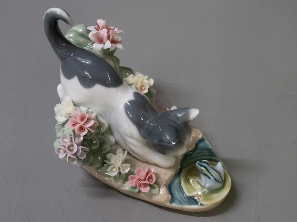 Lladro cat and frog figure with fine applied floral decoration, with original box H-90 L-120 Image 1++