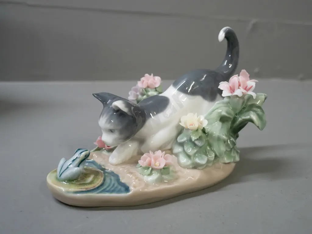 Lladro cat and frog figure with fine applied floral decoration, with original box H-90 L-120 Image 1++