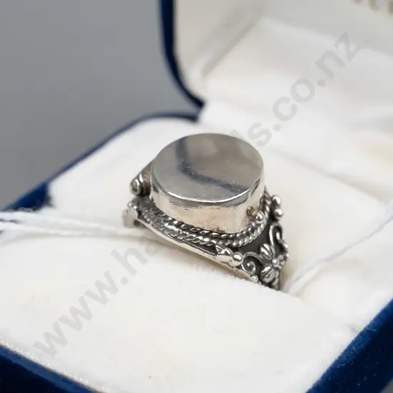 sterling silver poison locket ring 9gm size J (1.86gm)