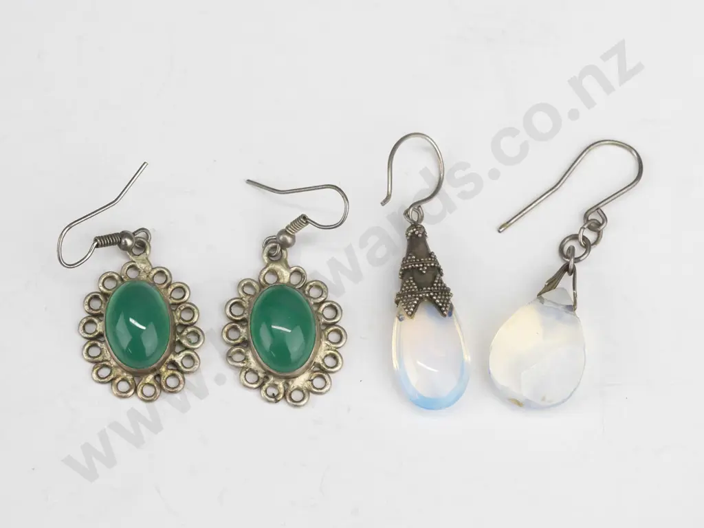 1 pair of earrings and 2 single - no marks Image 1++