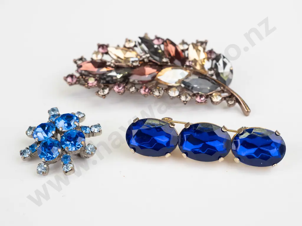 3 costume brooches Image 1++