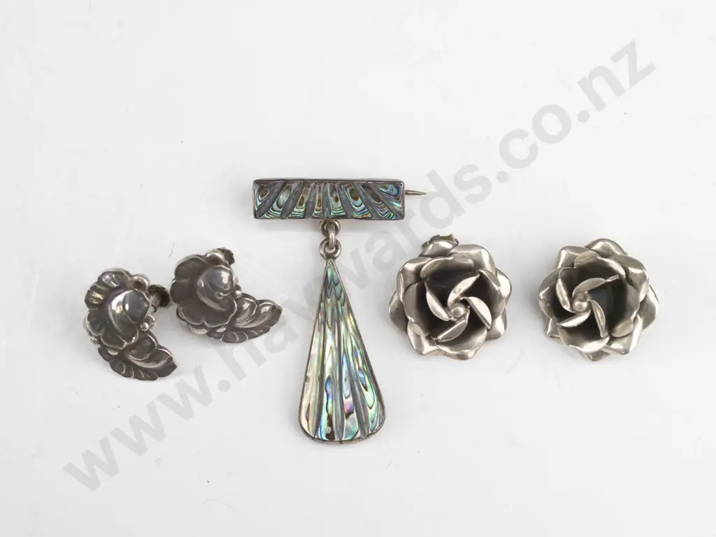 2 pairs of silver earrings [screw & clip on] both stamped & paua shell brooch stamped sil Image 1++