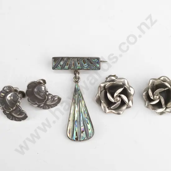 2 pairs of silver earrings [screw & clip on] both stamped & paua shell brooch stamped sil
