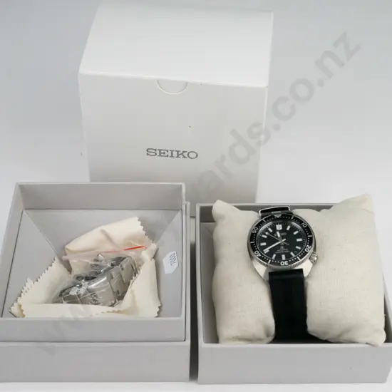 boxed Seiko gents watch with rubber strap & square stainless steel  strap