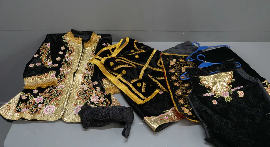 complete male wedding outfit from Minang, Western Sumatra - 7 pieces, with embroidery, beads, mirror, metallic thread Image 1++