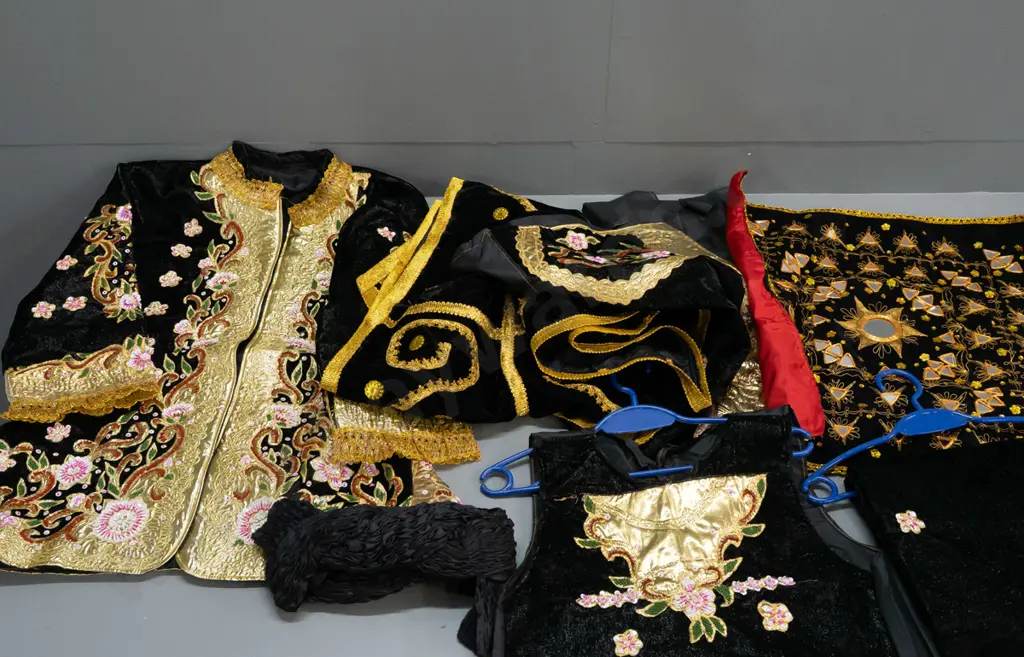 complete male wedding outfit from Minang, Western Sumatra - 7 pieces, with embroidery, beads, mirror, metallic thread Image 1++
