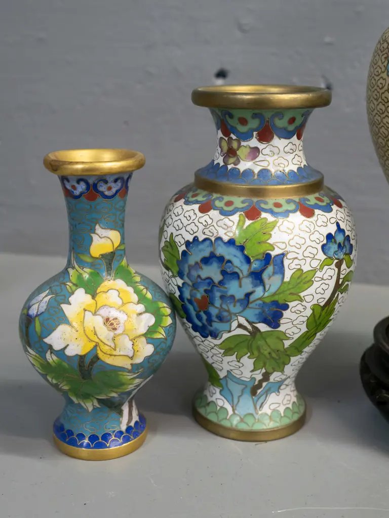 4 assorted Chinese cloisonne vases, 2 with stands. Largest is H-190 not including stand. Image 1++