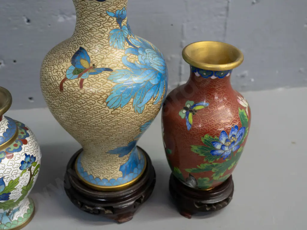 4 assorted Chinese cloisonne vases, 2 with stands. Largest is H-190 not including stand. Image 1++