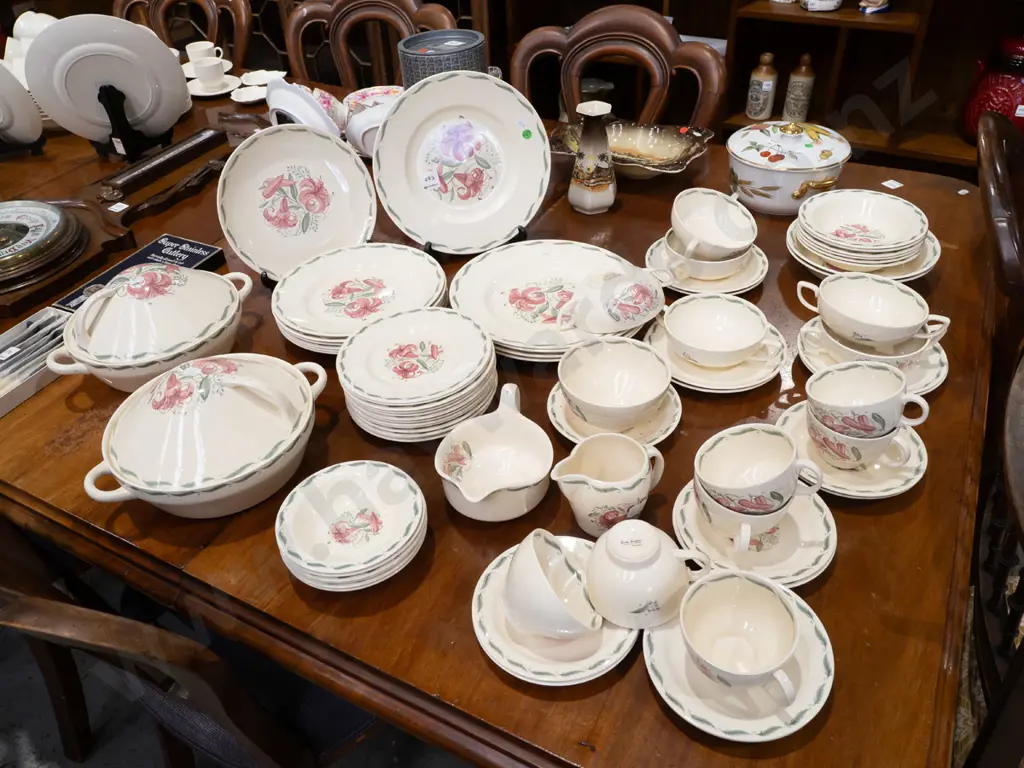 large assortment of Susie Cooper  lily motif tableware - 5 dinner plates, 5 medium, 6 soups, 7 trios, 2 lidded tureens, Image 1++
