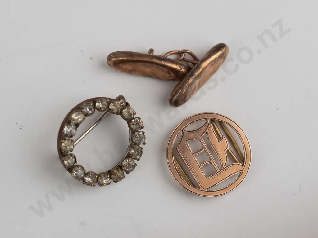 9ct gold single curved cuff link with chain, 9ct circular ribbon badge 3.16gms & circular brooch metal plated Image 1++