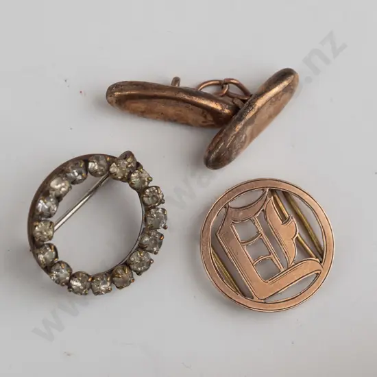 9ct gold single curved cuff link with chain, 9ct circular ribbon badge 3.16gms & circular brooch metal plated
