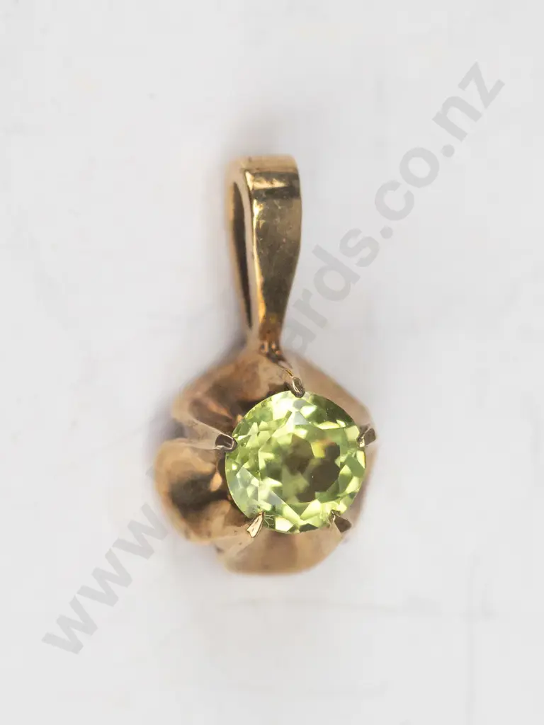 9ct peridot pendant no chain (0.86gm) Image 1++