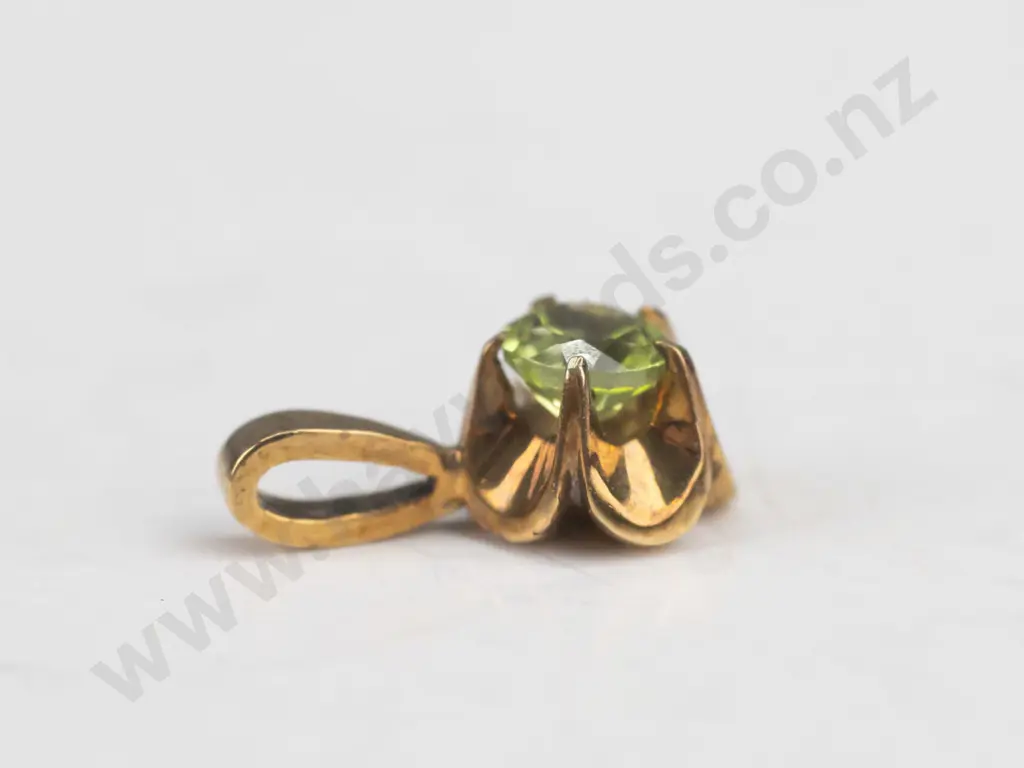 9ct peridot pendant no chain (0.86gm) Image 1++