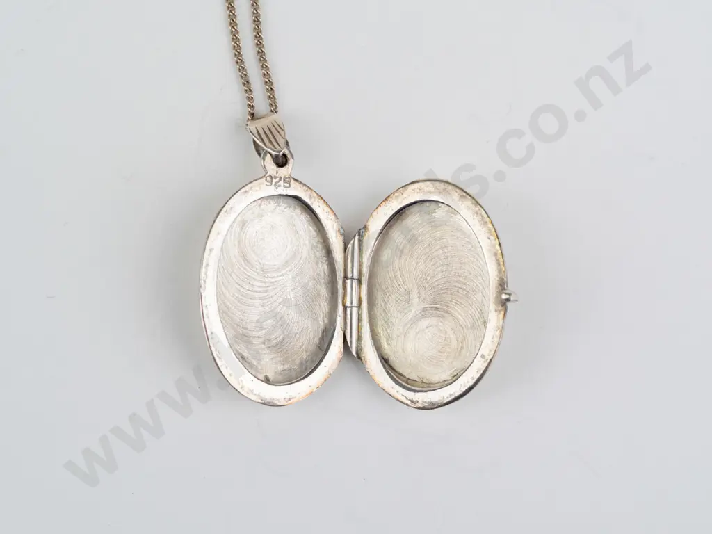 silver locket stamped 925 (6.3gm) Image 1++