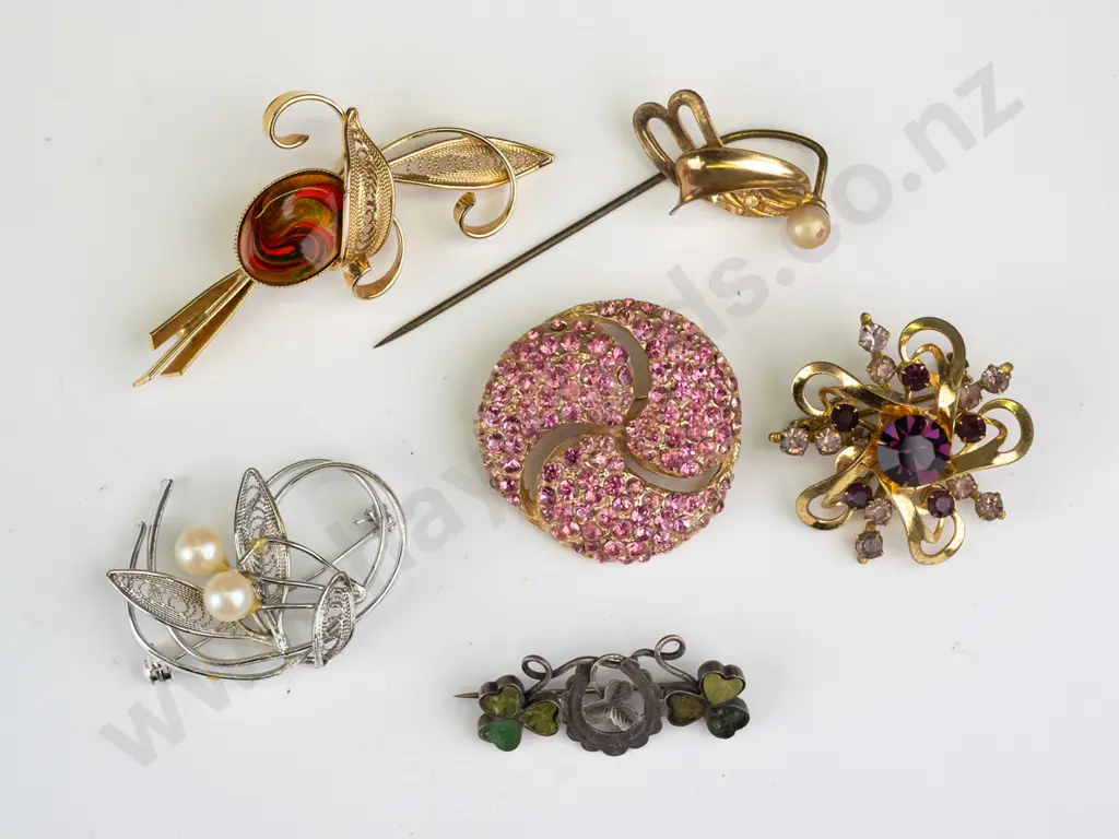 5 costume brooches & a hat pin Image 1++