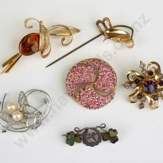 5 costume brooches & a hat pin