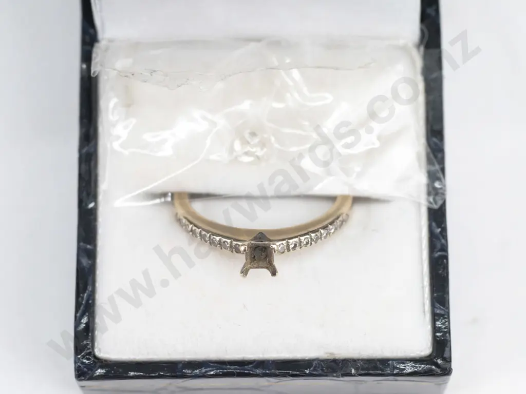 18ct gold ring mount with shoulder diamonds  loose princess cut diamond 305 square .25cts ring 3.2gms Image 1++