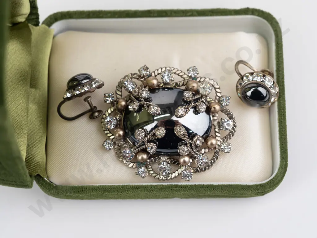 costume brooch & earring set [screw on] Image 1++