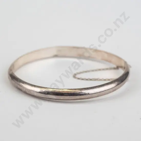 silver bangle with safety chain stamped 925 has a few dents (28gm)