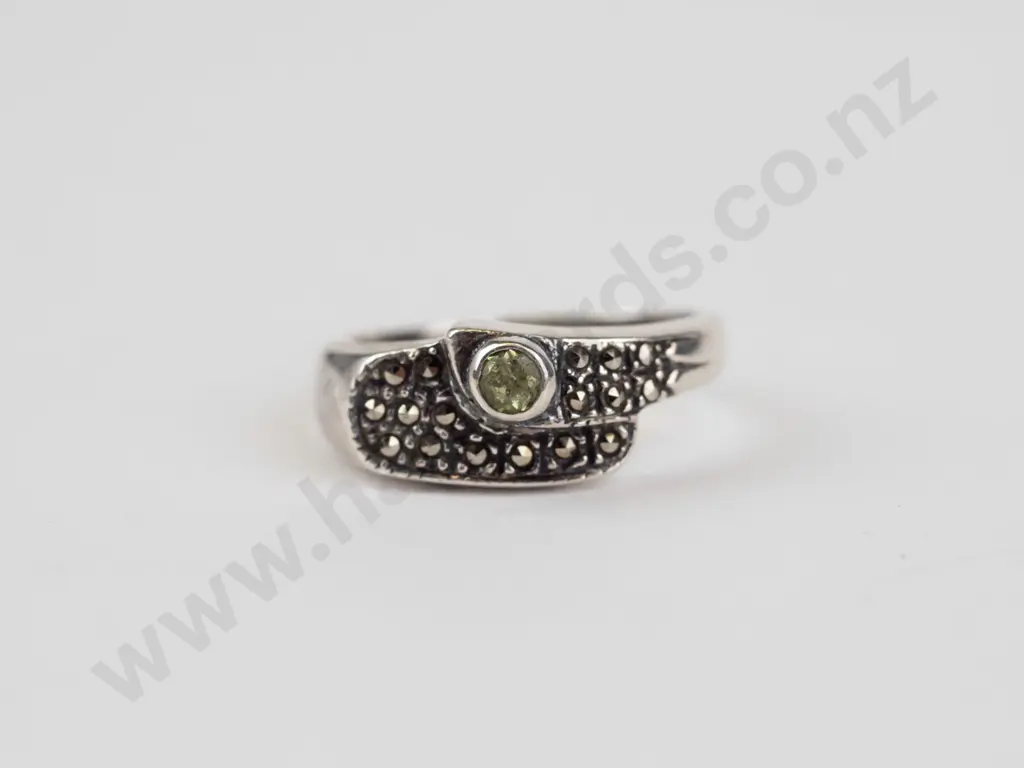 silver peridot & marcasite ring stamped 925 - 3gms  size N Image 1++