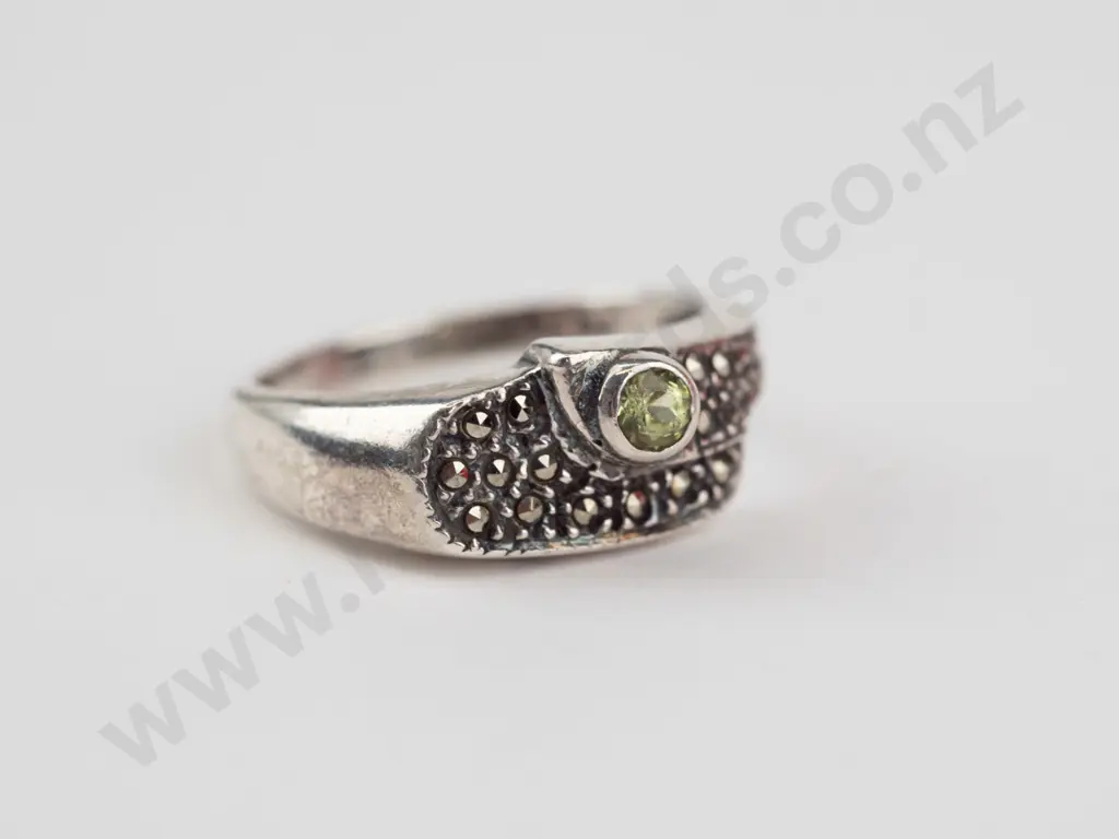 silver peridot & marcasite ring stamped 925 - 3gms  size N Image 1++