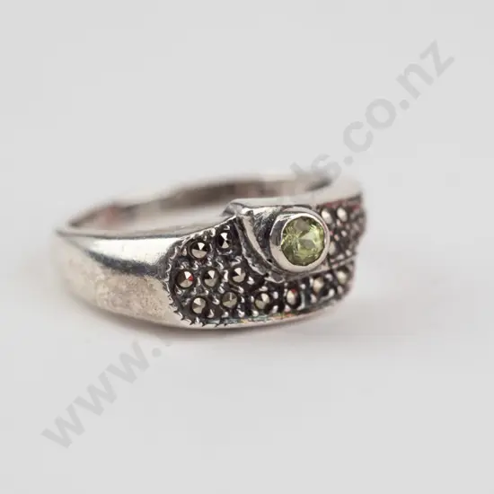 silver peridot & marcasite ring stamped 925 - 3gms  size N