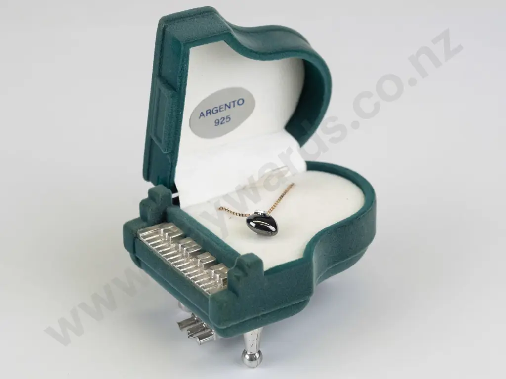 heart pendant chain stamped 925 in grand piano jewllery case Image 1++