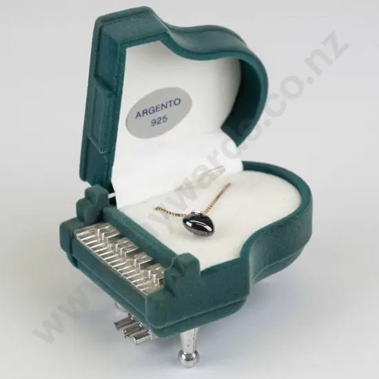 heart pendant chain stamped 925 in grand piano jewllery case