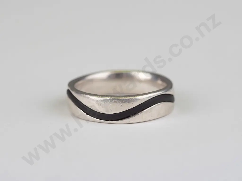 silver ring stamped 925 - size V Image 1++