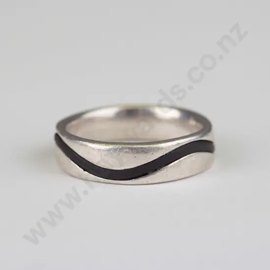 silver ring stamped 925 - size V